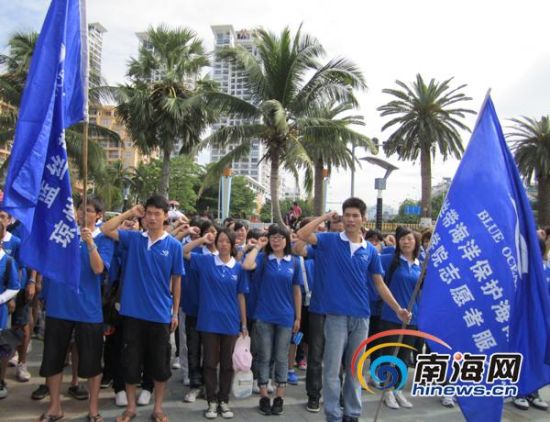 国际海岸清洁日：志愿者清洁三亚沿海沙滩[图]