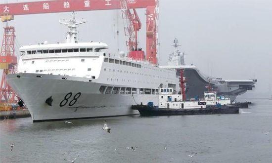 停泊在瓦良格号航母附近的中国海军大型保障船88舰
