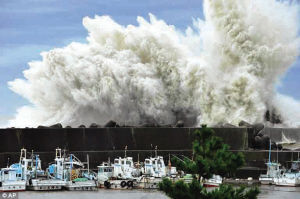 21日，在日本中部的三重港，台风卷起的巨浪狠狠砸向防波堤。