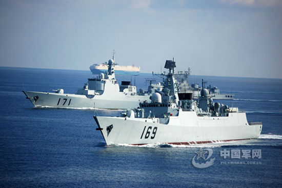 资料图：中国海军169与171舰执行护航任务