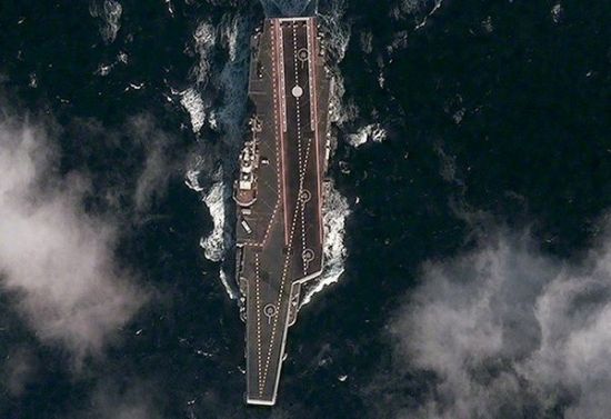 资料图：美卫星拍到中国航母在黄海航行。
