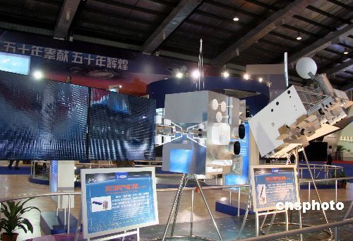 资料图：中国新一代气象卫星“风云三号”、“风云四号”模型亮相珠海航展。