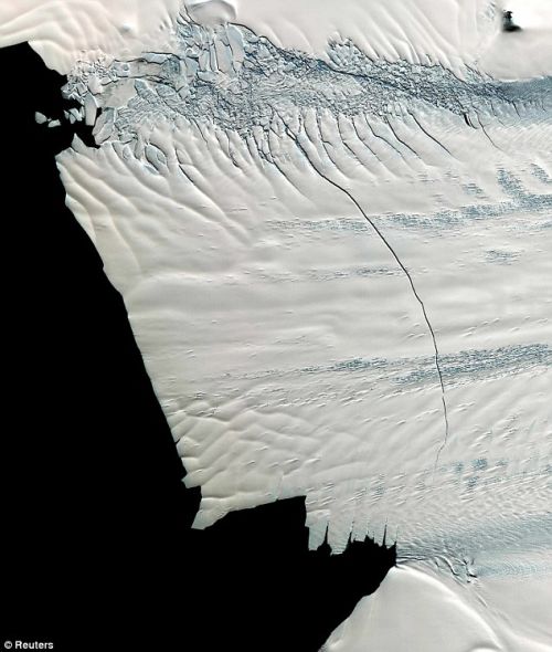 这张2011年11月从外太空拍到的惊人图片2012年2月1日才被公布，它显示一块尺寸和纽约一样大的冰山将从南极洲裂开。