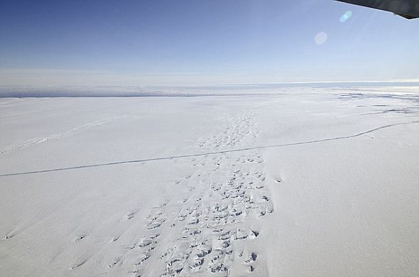 这张2011年10月拍摄的照片显示，裂缝贯穿松岛冰川。