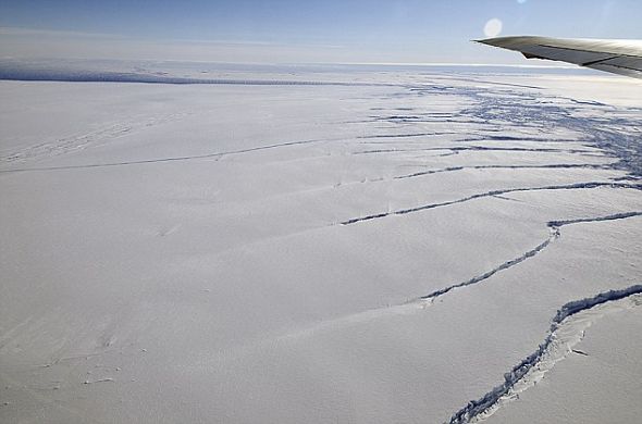 科学家乘坐一艘名为DC-8的飞机在松岛冰川上空观察了裂缝情况。