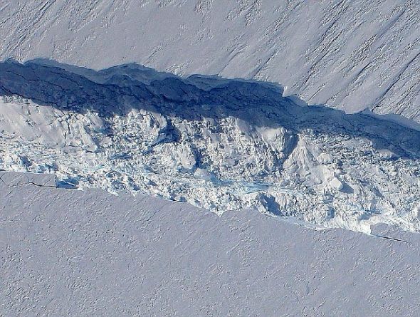 美国宇航局长期以来都在监测这条裂缝，这可能是科学家首次看到一个巨大冰川的形成过程