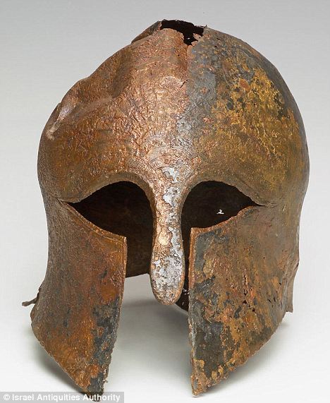 在以色列海法湾发现的古希腊士兵头盔，距今2600年，上面的金箔已遭到腐蚀