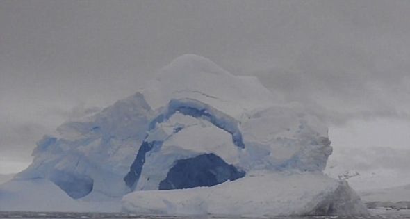 从荷兰视频编辑莱克斯-科波尔塞乘坐的Zodiac充气艇上看到的壮观的冰山崩塌景象