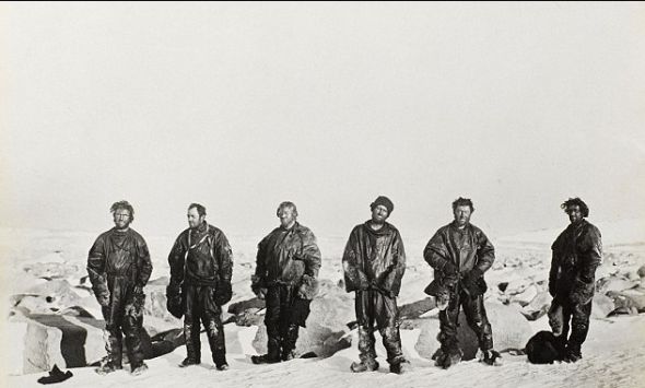 幸存的6名探险队员(从左到右)：指挥官维克托·坎贝尔、医生默里·利维克、地质学家雷蒙德·普利斯特里、海军军士乔治·阿尔伯特和弗兰克·勃朗宁、以及水手哈里·迪克森。