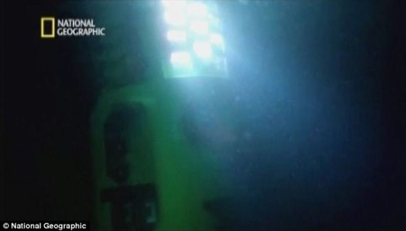深海挑战者号深潜器上装备了大功率的LED灯来在漆黑一片的深海中照亮前进的道路