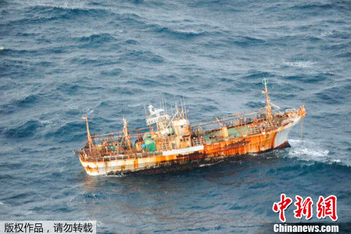 图为2011年日本大地震海啸中“失踪”的大型渔船。