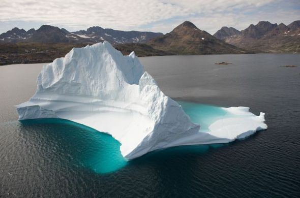 一幅档案照片，展示了格陵兰沿海的一座冰山