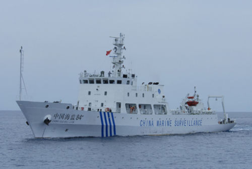 中国海监在黄岩岛保护中方被困渔船渔民(图)