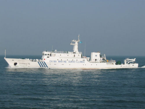 中国海监在黄岩岛保护中方被困渔船渔民(图)