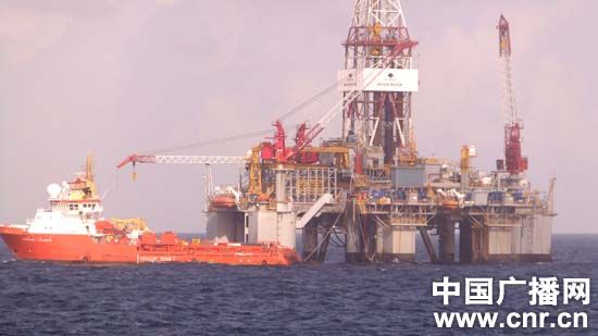 2012年3月，南中国海，外国钻井平台和拖轮正在作业