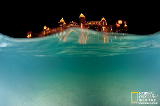 一座大型水上主题度假村在迪拜海岸赫然耸立。