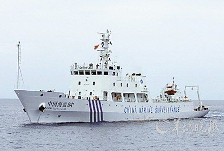中国海监船在黄岩岛保护渔民