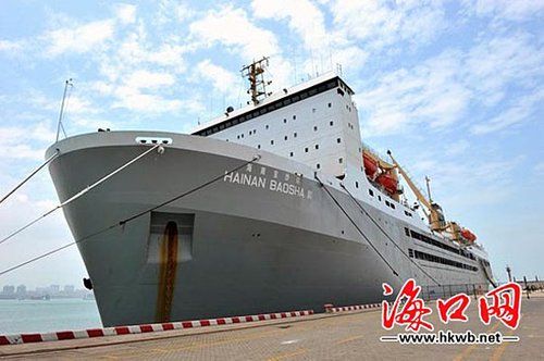 3.2万吨的“海南宝沙001号”综合鱼品加工船抵达海南海口