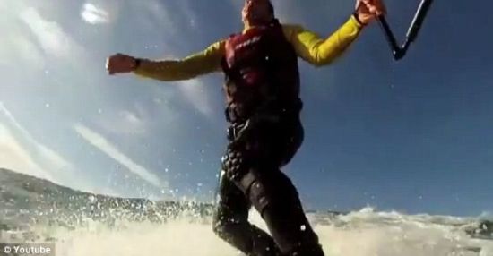 这位大名鼎鼎的冲浪运动员准备放开水上摩托艇牵引杆上的把手。