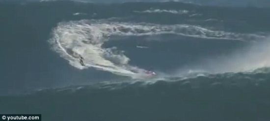 麦克纳马拉被拖到葡萄牙纳萨瑞市海岸附近的巨大波浪上，准备在78英尺高的水墙上冲浪。