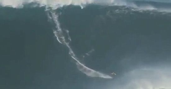 巨大波浪让麦克纳马拉看起来十分渺小。