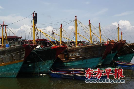 2012年5月14日，海南省琼海市潭门中心渔港，一位渔民正在维修渔船。近海打捞海草、贝壳等近海海产品是多数潭门镇渔民补贴家用的谋生方式。一般情况下半天便可捞取海草800斤，晒干后海草收购价每斤1.2元，主要用于制作中药海草丸。