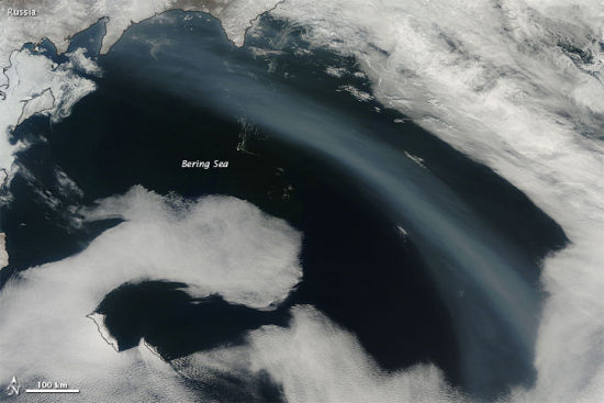 2012年05月11日，一条烟羽飘过白令海上空，被美国宇航局Terra卫星上的中分辨率成像光谱仪(MODIS)拍摄下来。