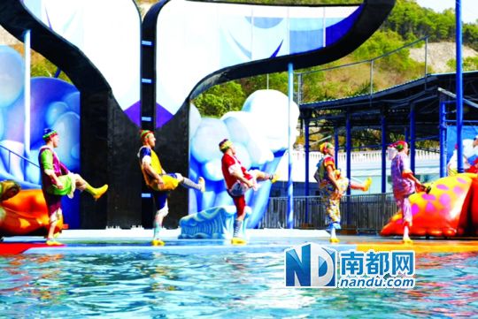 深圳小梅沙海洋世界春节期间节日气氛热烈。