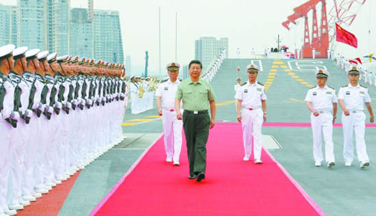 资料图：习近平检阅辽宁舰水兵仪仗队