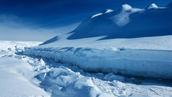 如今的南极洲冰天雪地，一片纯白。
