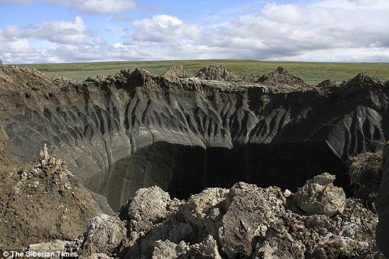 俄罗斯科学家发出警告称，西伯利亚北部可能会发生剧烈的甲烷爆炸，并在该地产生新的巨坑。由于全球变暖导致永久冻土层融化，释放出了爆炸性气体，西伯利亚北部的城镇和天然气管道都处在巨大的风险之中。