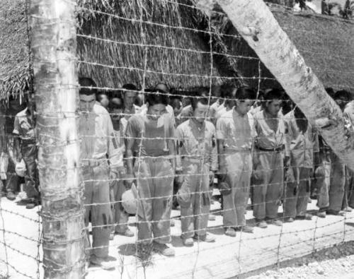 图片说明： 1944年的关岛战役中，日军阵亡1.8万人，被俘1250人。图为关岛战俘营中的日军俘虏。