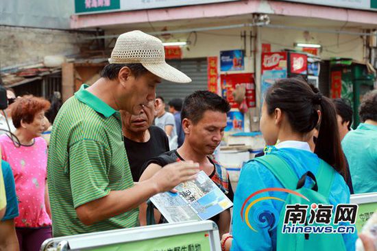 蓝丝带海洋保护协会志愿者在三亚水产码头进行海洋保护生物科普宣传。南海网记者