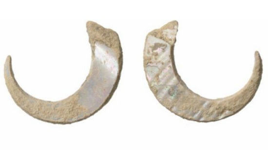 考古学家发现的这对鱼钩。图片来源：美国国家科学院。
