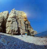 基岩海岸的海蚀地貌f雄伟高大的陡崖直立于长岛海边