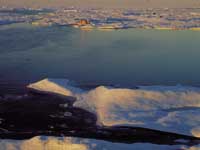 冰风雪地的北冰洋海岸
