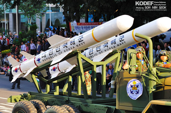 图文:韩国阅兵展示海军反舰导弹