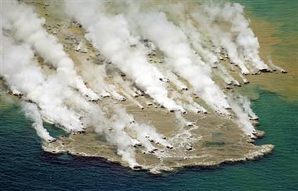 全球十大海底火山：喷发造就美丽新月岛屿(图)(2)
