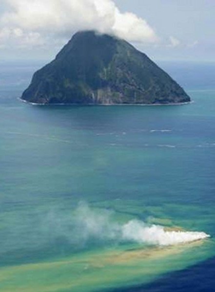 全球十大海底火山：喷发造就美丽新月岛屿(图)(2)