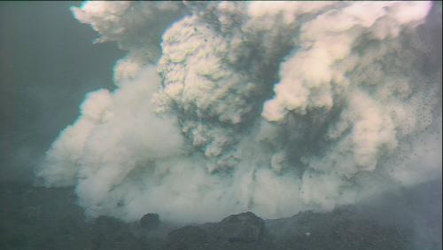 全球十大海底火山：喷发造就美丽新月岛屿(图)(3)
