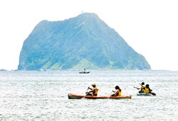 台湾海洋大学师生4日在基隆大武仑沙滩誓师出发，展开环岛之旅。