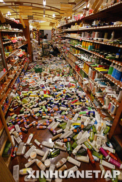 1月9日，在美国加利福尼亚州的一家商店内，店员整理被震落到地上的货物。
