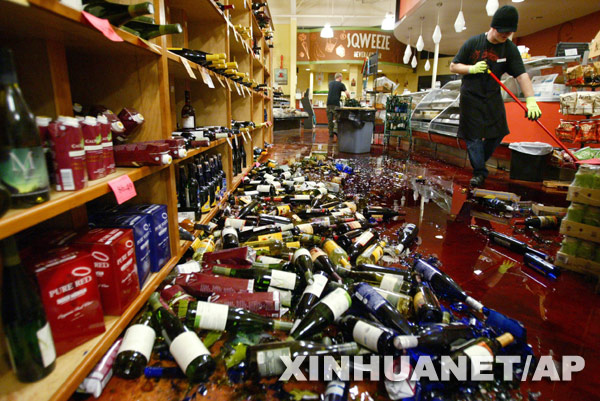 1月9日，在美国加利福尼亚州的一家商店内，店员整理被震落到地上的货物。