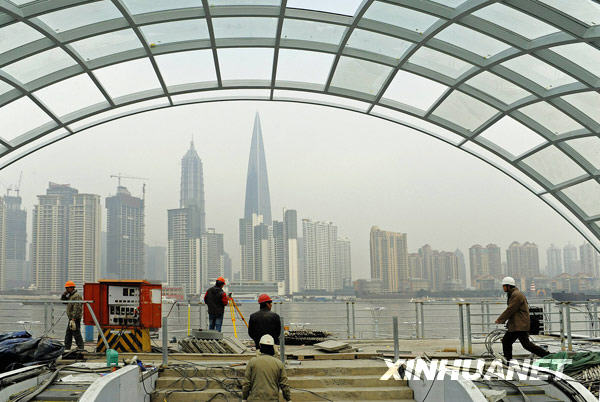 1月9日，工人在上海十六铺码头综合改造工程现场施工。 上海十六铺码头综合改造工程已完成主体结构进入装饰施工。新十六铺码头建成后，将成为集旅游观光、休闲购物和文化娱乐为一体的现代化水上旅游集散地。整个工程预计在2010年3月竣工。