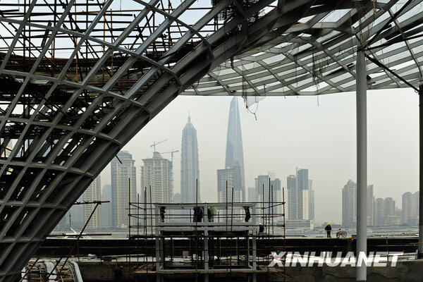 1月9日拍摄的上海十六铺码头巨大的钢结构玻璃天棚。 上海十六铺码头综合改造工程已完成主体结构进入装饰施工。新十六铺码头建成后，将成为集旅游观光、休闲购物和文化娱乐为一体的现代化水上旅游集散地。整个工程预计在2010年3月竣工。