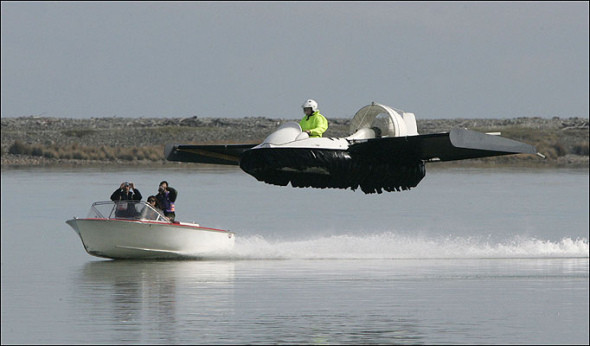 一名新西兰男子在互联网上拍卖自己制造的一艘海陆空三栖气垫船