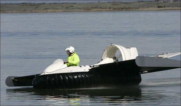 这一神奇的气垫船是由新西兰男子鲁迪·赫曼设计制造的，不过他所使用的零部件都很普通