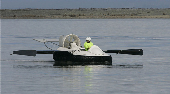  为筹集资金实施新的制造计划，赫曼把“飞行气垫船”放在TRADEME网站拍卖，底价为2万新西兰元(约合1.4万美元)