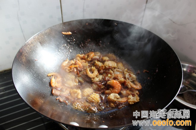 倒入虾干