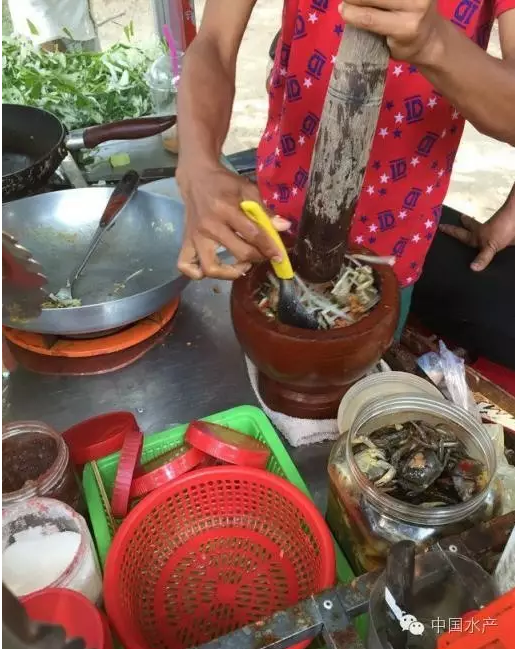 在柬埔寨，螃蟹是可以这样吃的！